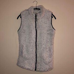 🎉NWOT🎉White & Navy Angora Vest